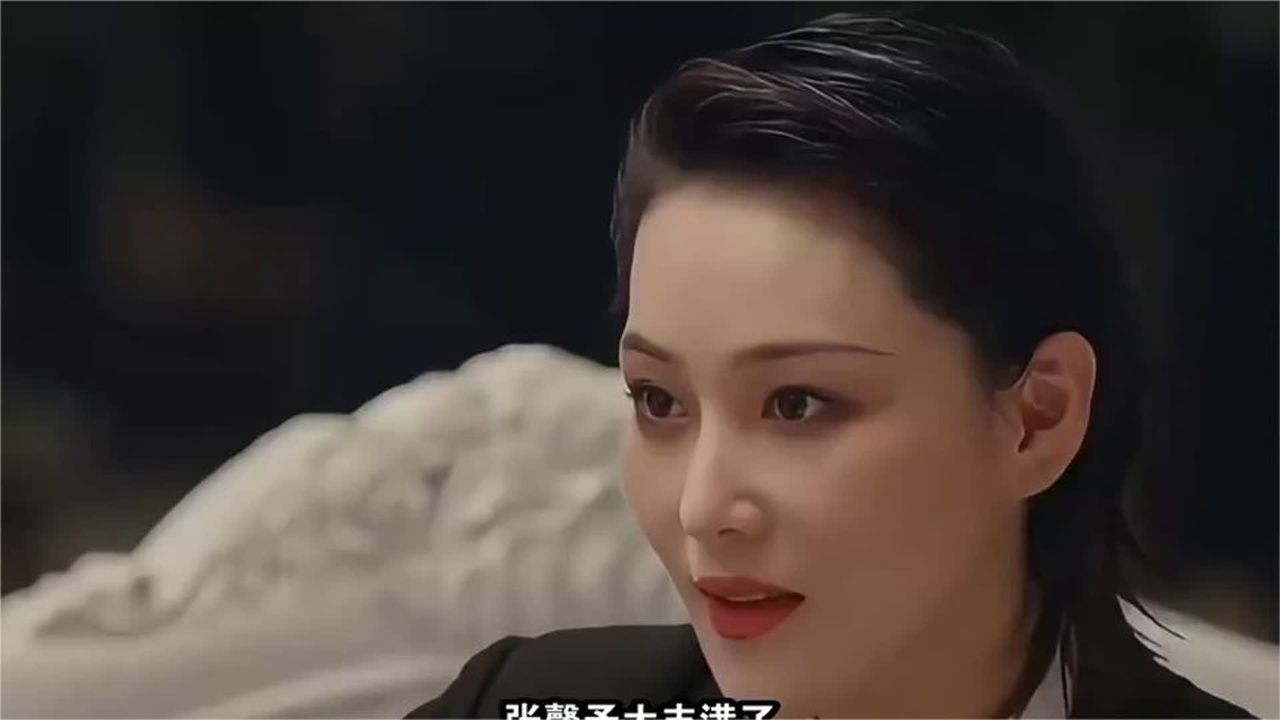 张馨予太丰满了，穿挖洞衣凹凸感藏不住，我感慨军人老公眼光真好