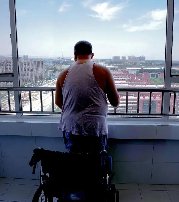 渐冻人李小中称遭男护工猥亵报案：警方立案侦查李小中被强制猥亵一案近日，“渐冻人李