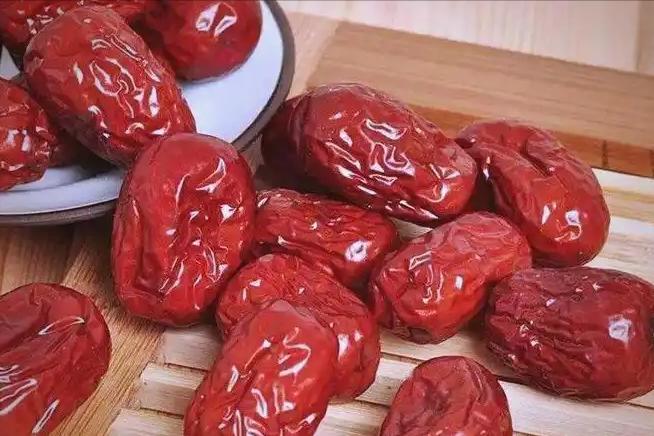 大枣是高血压的“导火索”？医生：不想血压失控，少碰这3种食物
 

在今天的社会