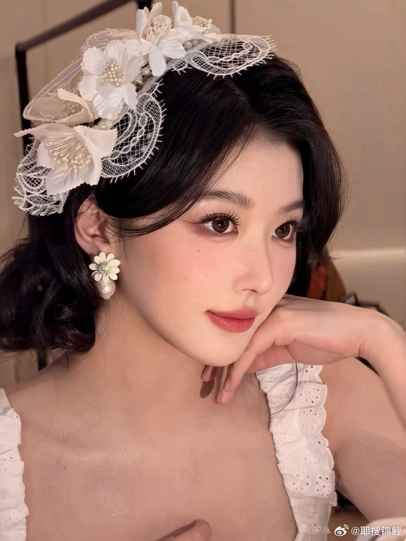 孔雪儿壁画中走出来的美人胚子孔雪儿完全画中人举手投足自带古人雅致风范，造型贴合古