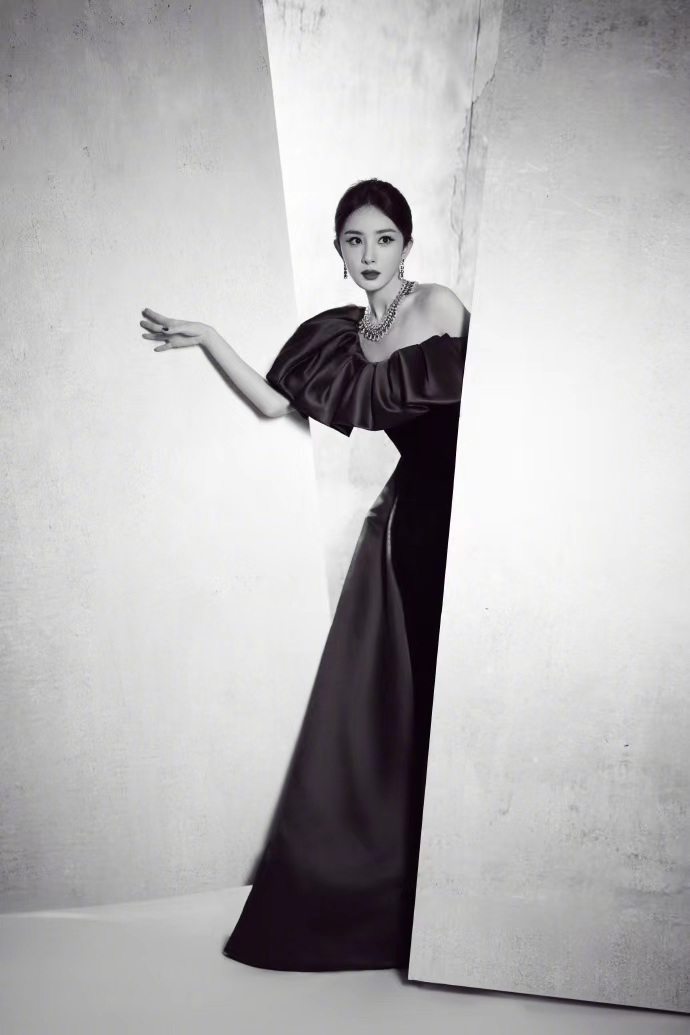 杨幂墨色礼裙杨幂定格裙摆杨幂紫裙造型给到一个夯 杨幂墨色礼裙造型高贵典雅，世界上