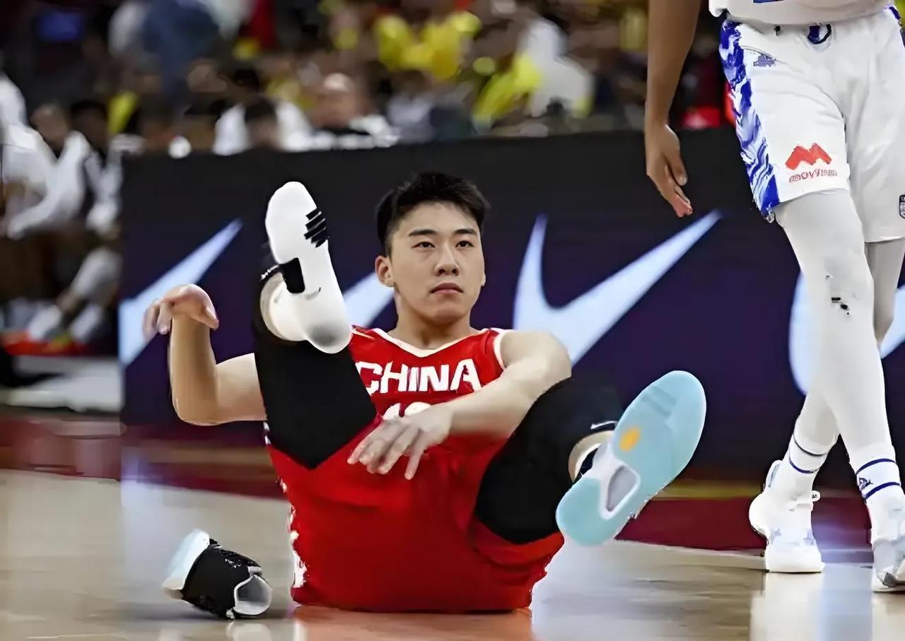 中国男篮未来的首发大前锋已在阵中！
今年男篮亚洲杯，由于张镇麟和曾凡博的受伤，王