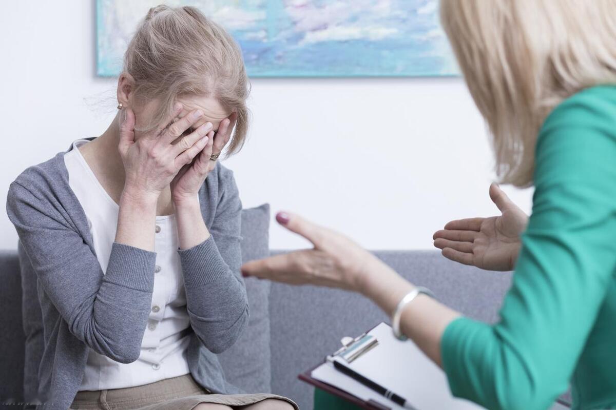 女性出现4个症状，或是更年期已来临，别再总是以为“生病”了

1、乳房下垂

进