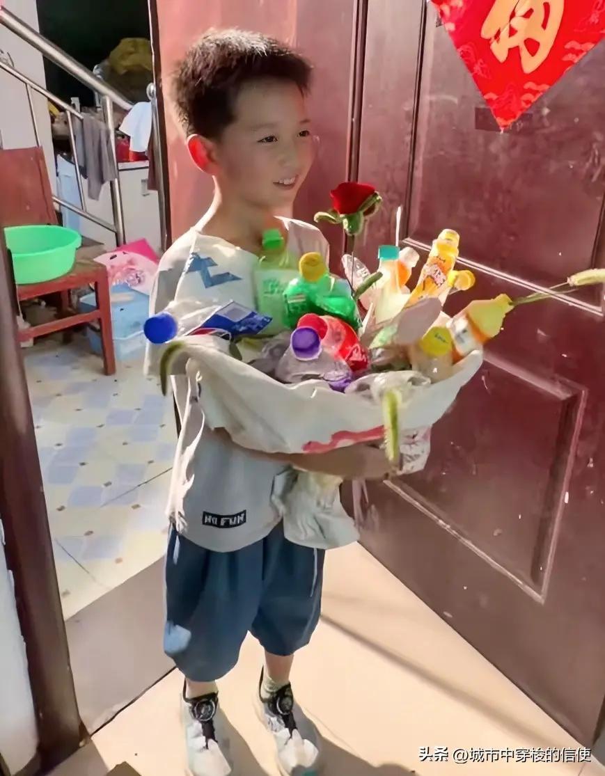 破防了！河南郑州，这个8岁男孩火了！他面对众多围观的大学生，勇敢的说出:“我妈妈