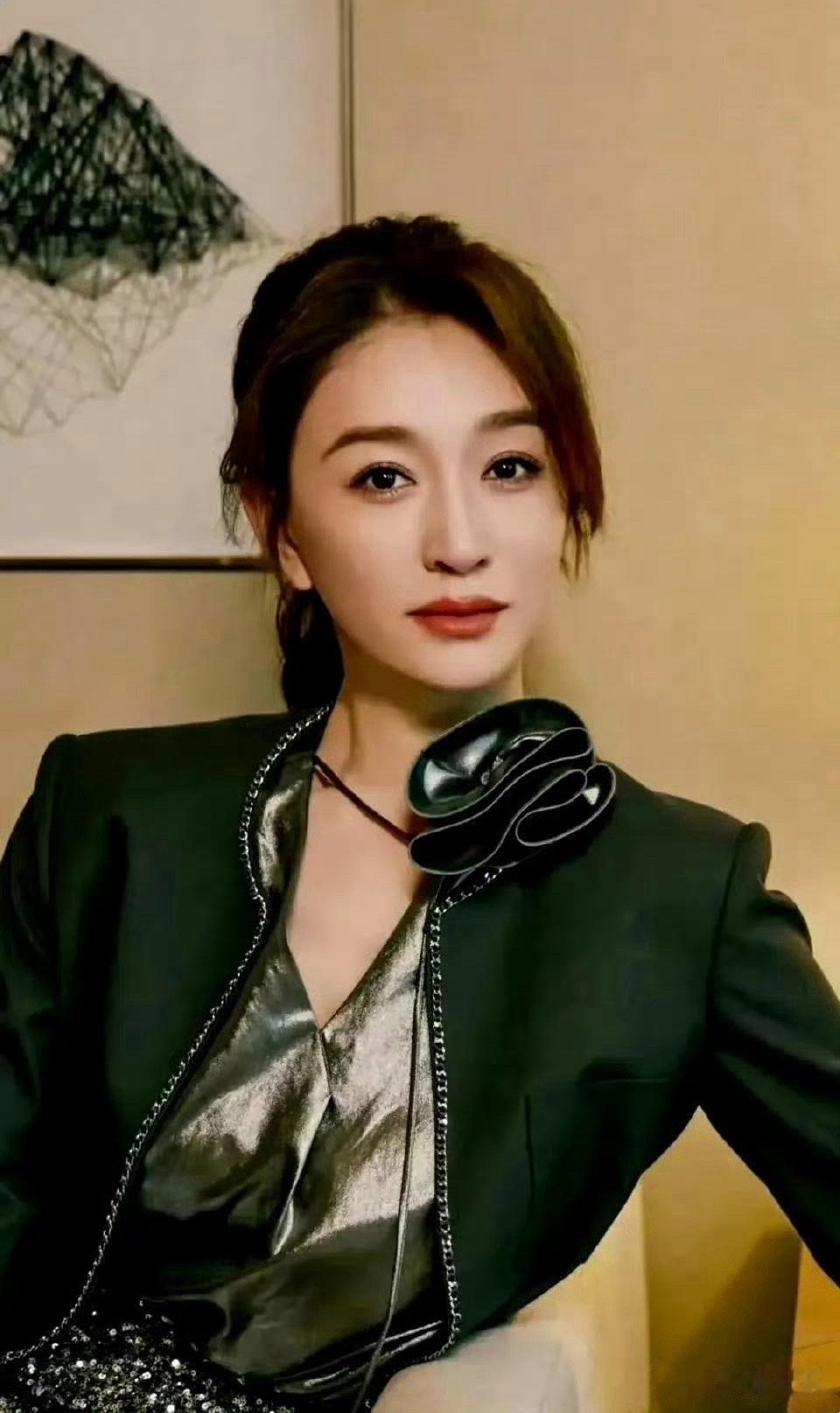 李小冉穿黑色小西装，搭配闪亮包臀裙，既时尚又性感，非常迷人 