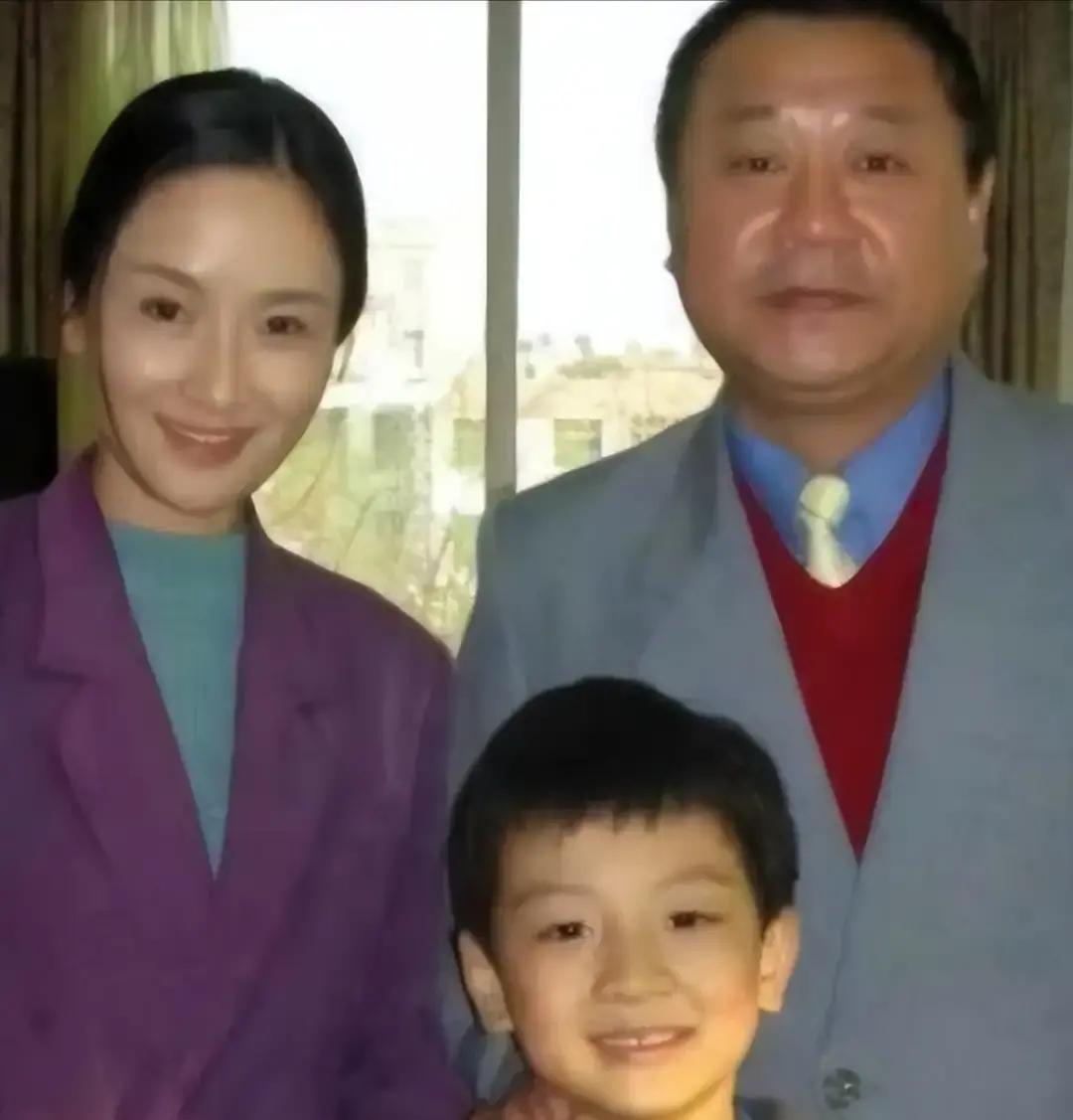 相亲那天，他故意把饭扒得稀巴烂
 
范伟1988年去见护士杨宝玲，心里没底，干脆