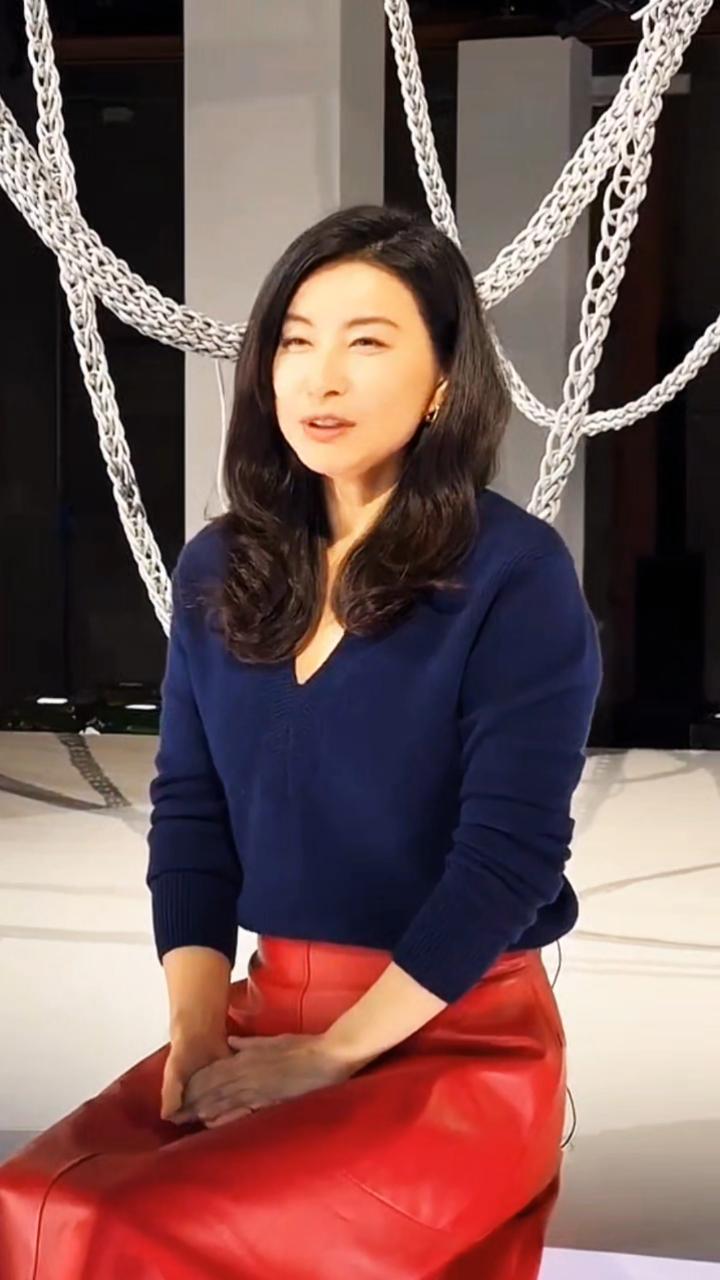 郭晶晶亮相米兰时装周，她穿红色小皮裙烫波浪头，风情万种超有贵妇范！
郭晶晶亮相米