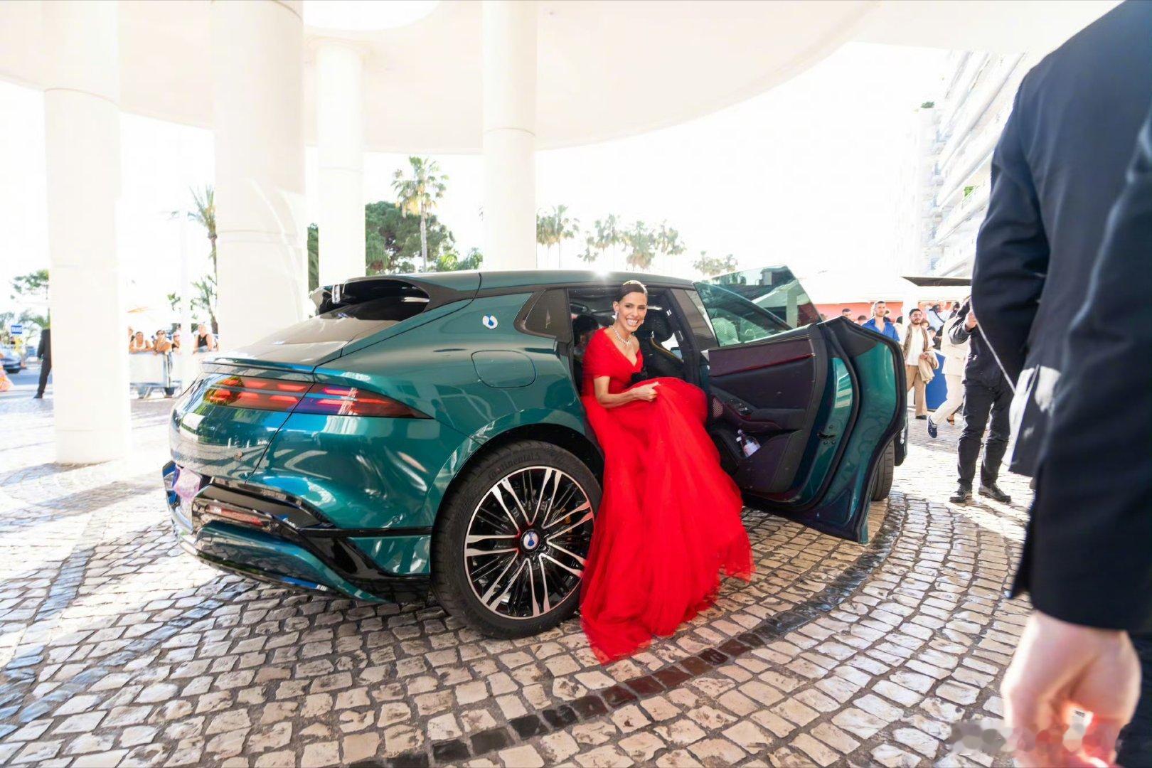 腾势Z9GT在南法戛纳天价落槌大v聊车 法国昂蒂布当地时间5月21日，腾势携手C