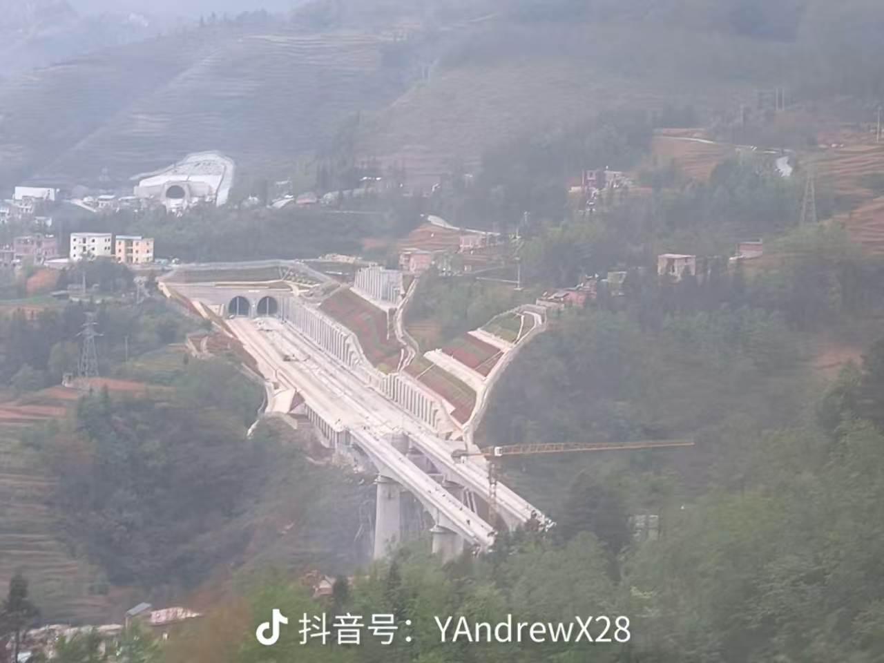 作消息渝昆高铁即将通车，途径云南的昭通，会泽，寻甸终点站昆明南高铁站。
为云南昆