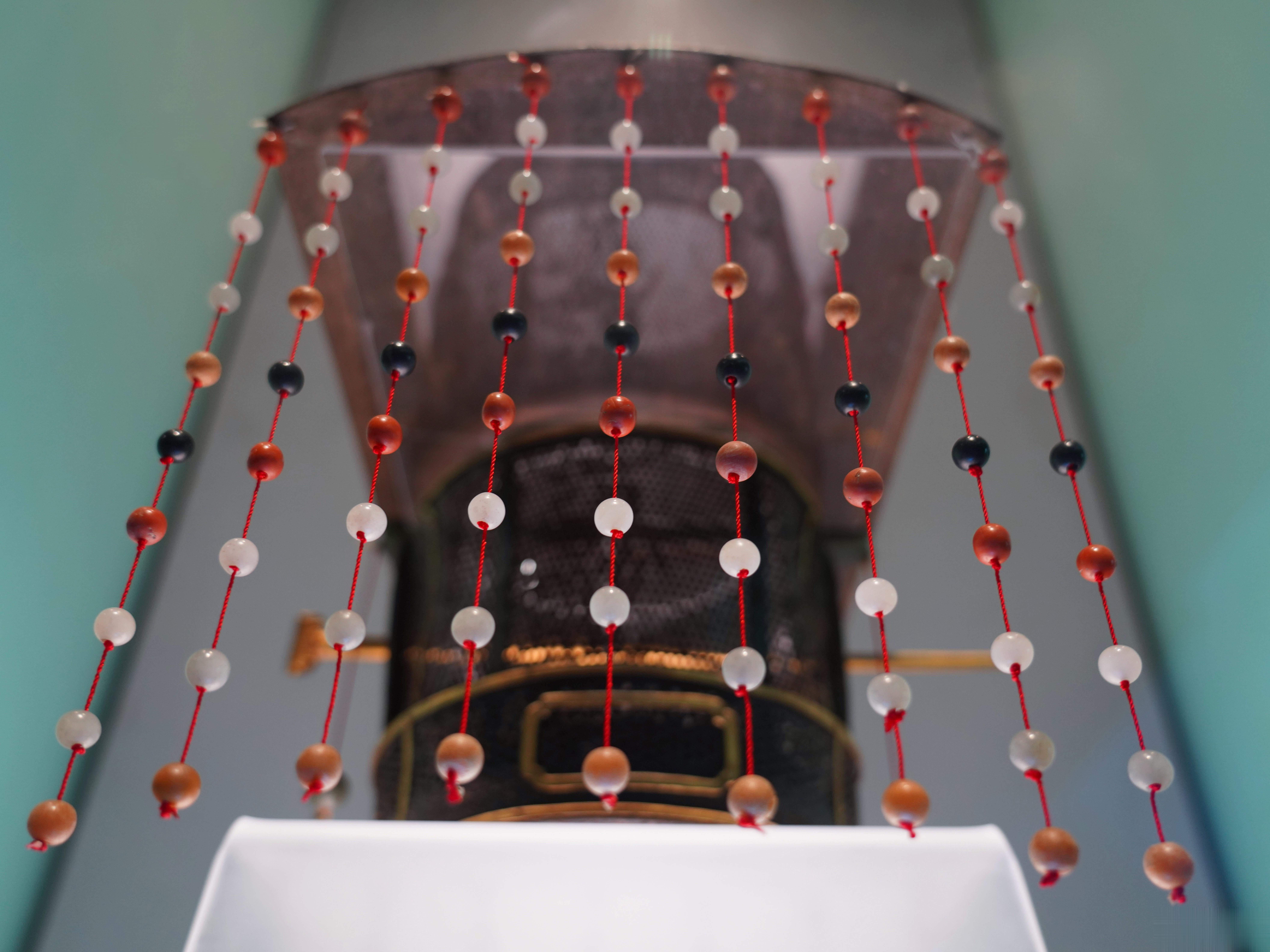 山东省博物馆九旒冕出土于山东省邹城市明朝第一代鲁王鲁荒王朱檀墓，旒冕是古代王公戴