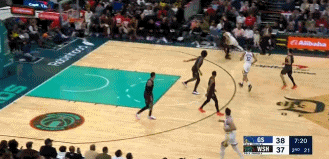 NBA赛场镜头：穆迪一个回拉，把沙梅特放倒在地，随后三分球稳稳命中！
  这个动