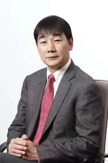 这是演员苗圃的丈夫陈义红，第一次大大方方的出现在了一家人的合照当中。
因为他是非