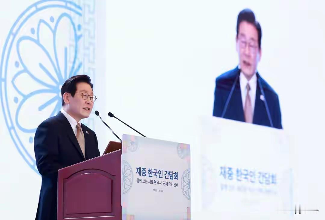 李在明抵达北京后，发表了积极的表态，强调韩中两国在多领域合作中拥有“无限机会”。