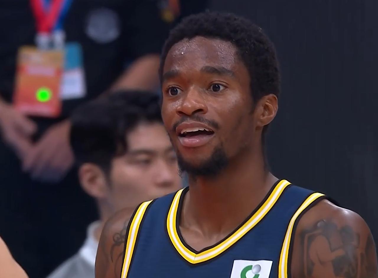 萨姆纳感慨万千！
因为伤病的原因，萨姆纳无缘CBA季后赛，对于这样的一个结果，可