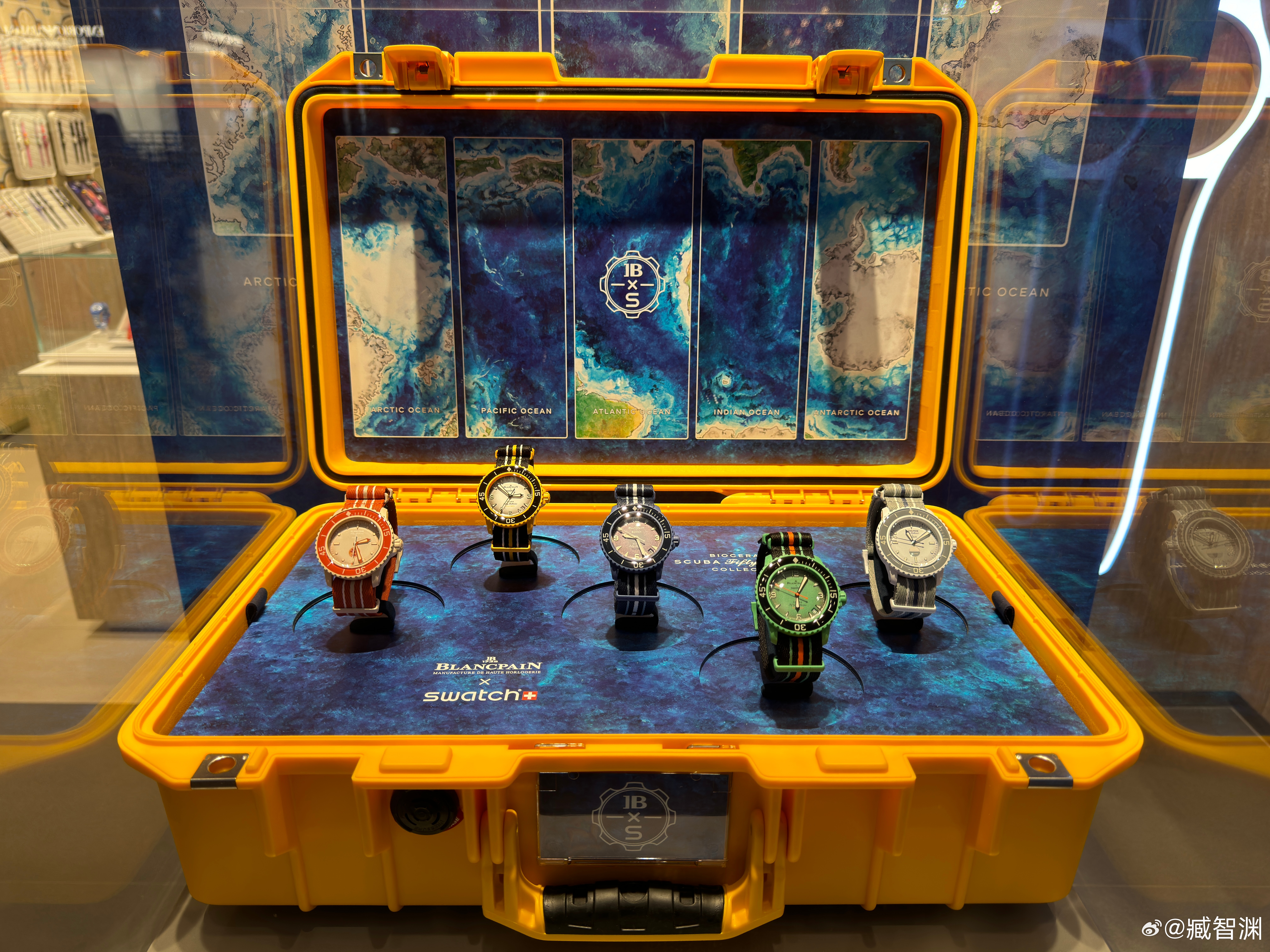 偶遇Swatch年轻人的第一块宝珀，黄色和绿色这边是有现货的。  ​​​