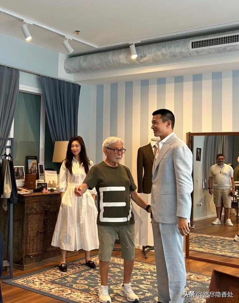 朱珠陪着老公去国外工作，她老公王昀佳长得帅，身材比例也好，不得不承认，朱珠挑男人