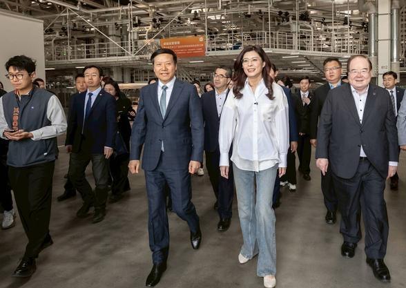 郑丽文参观小米总部既是一次产业观察之行，也传递出两岸科技交流的积极信号。

直观