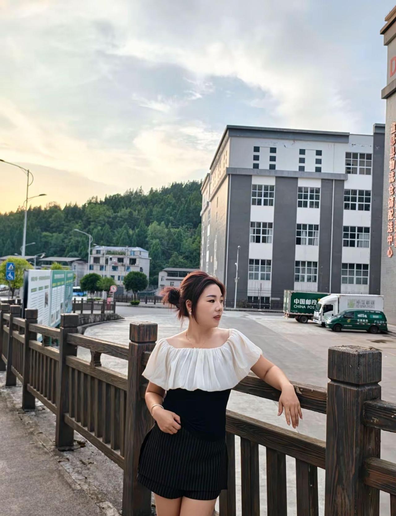 记不清了 只记得今年流了很多很多眼泪 妥协了好多事情 我的心早就死了 死在付出真