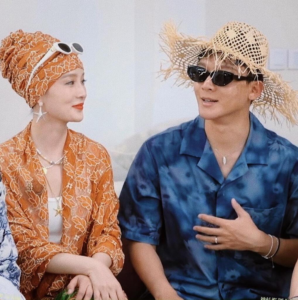 李沁说张晚意上那种班李沁调侃张晚意回横店“上那种班”，引发龚俊追问。原来张晚意要