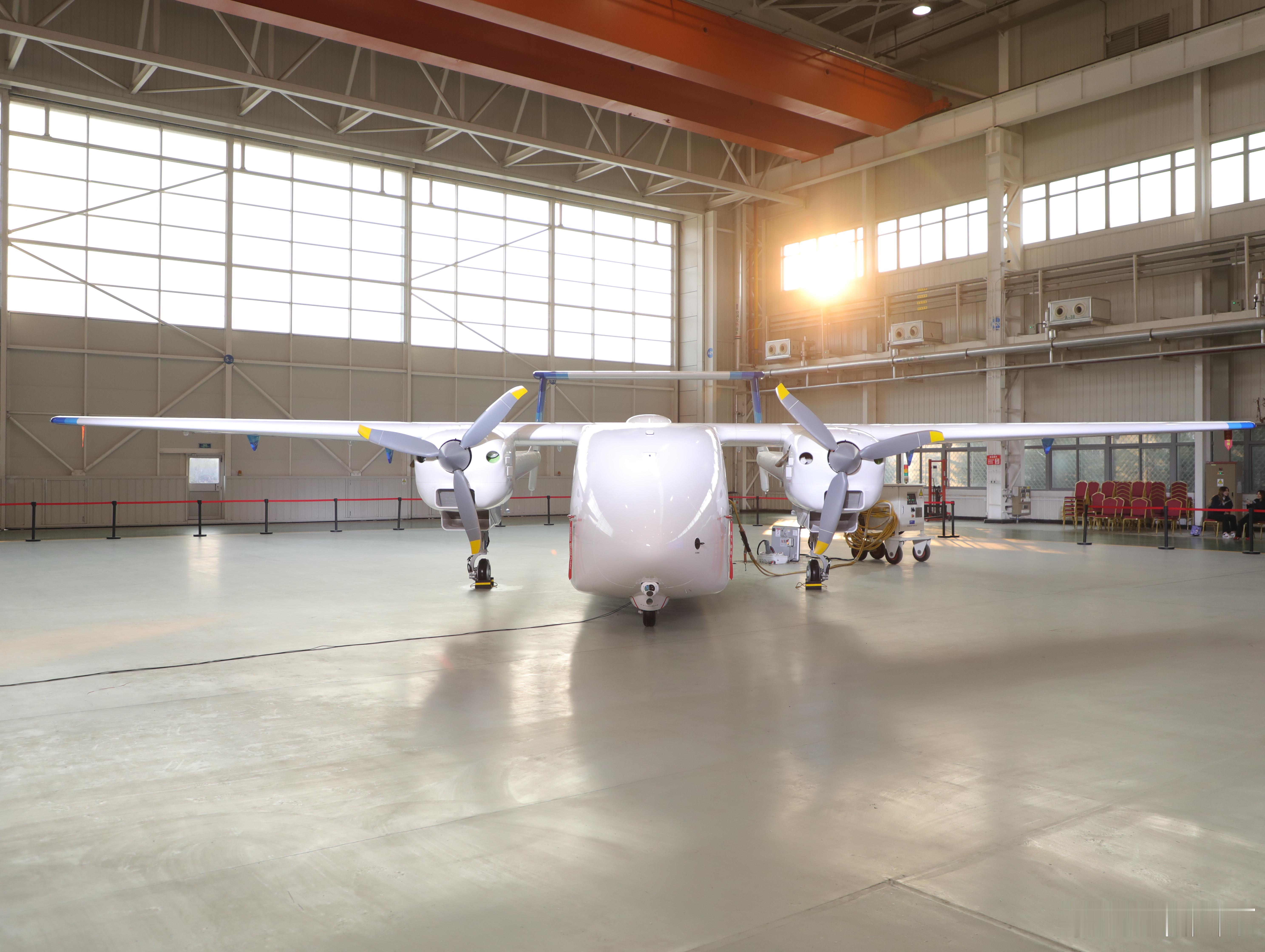 由航空工业西飞民机自主研制的4.57吨级新一代新舟鸿鹄HH-200航空商用无人运