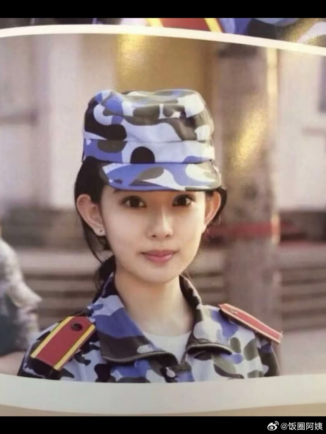 孟子义18岁的军训照片🈶，真的好羡慕她从小美到大，怎么能有人长得这么像整容模板