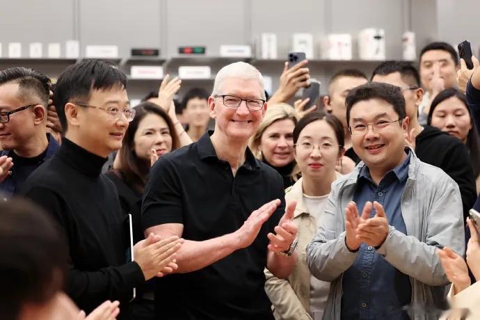 库克到访中国是否为了挽救iPhone15系列产品越来越下滑的销量？  不得不说，
