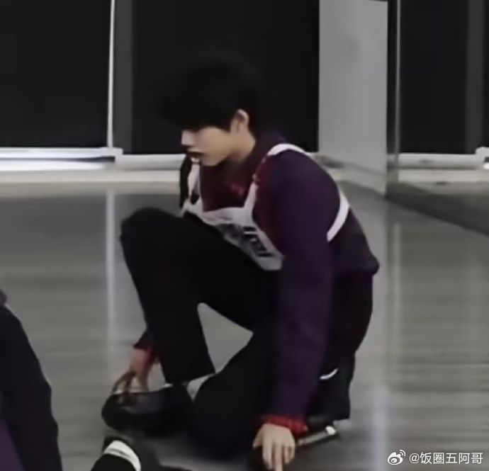 陈奕恒好长一条人脖子以下全是腿 