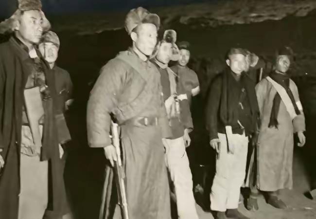 1950年，广东英德。土匪头子杨策雄站在山坡上，冲两千多手下喊话：“对面就一个连