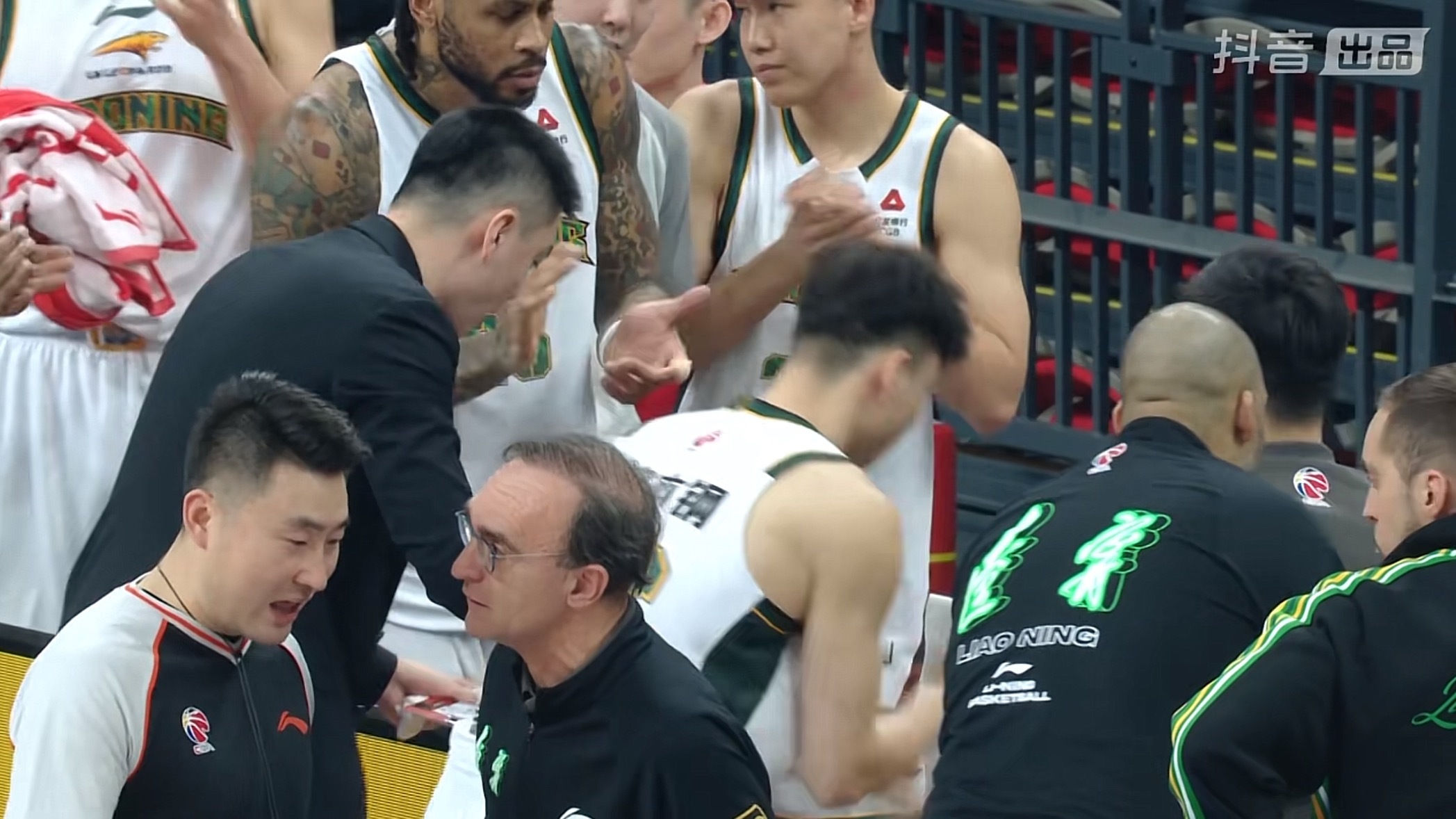 分工明确杨导布置战术，乌戈找裁判唠唠辽宁男篮