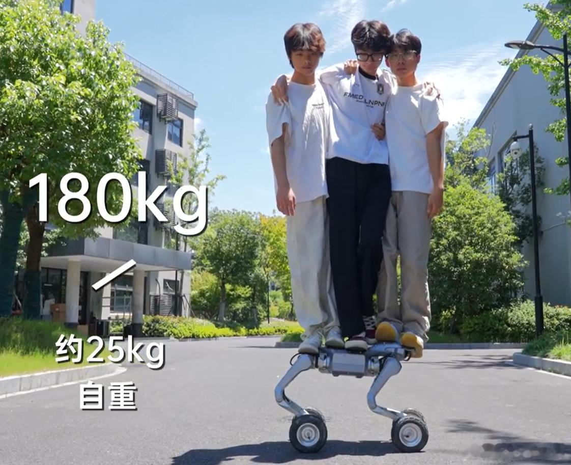 今天，宇树发了 As2-W，一台轮足机器狗。轮足不是新形态，但之前大多出现在偏大