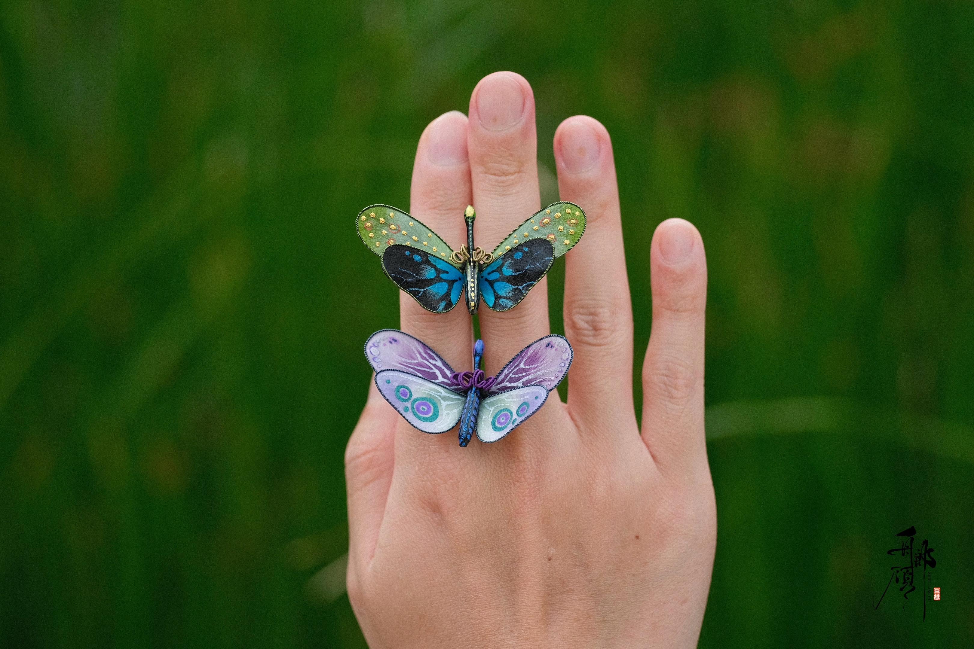 掌中停留的两只精灵，仿佛抓住了夏天的尾巴。做簪配蝴蝶蜻蜓看腻了，用蜡蝉...
