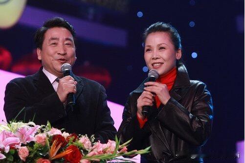 两位大明星的同框合影，左边这一位是家喻户晓的相声演员姜昆，他年轻的时候曾经连续7