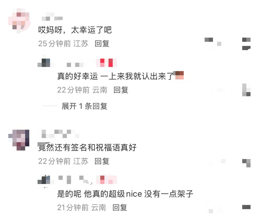 李现为机场工作人员签名并祝福李现给机场工作人员签名祝福 人这么能温柔成这样李现[