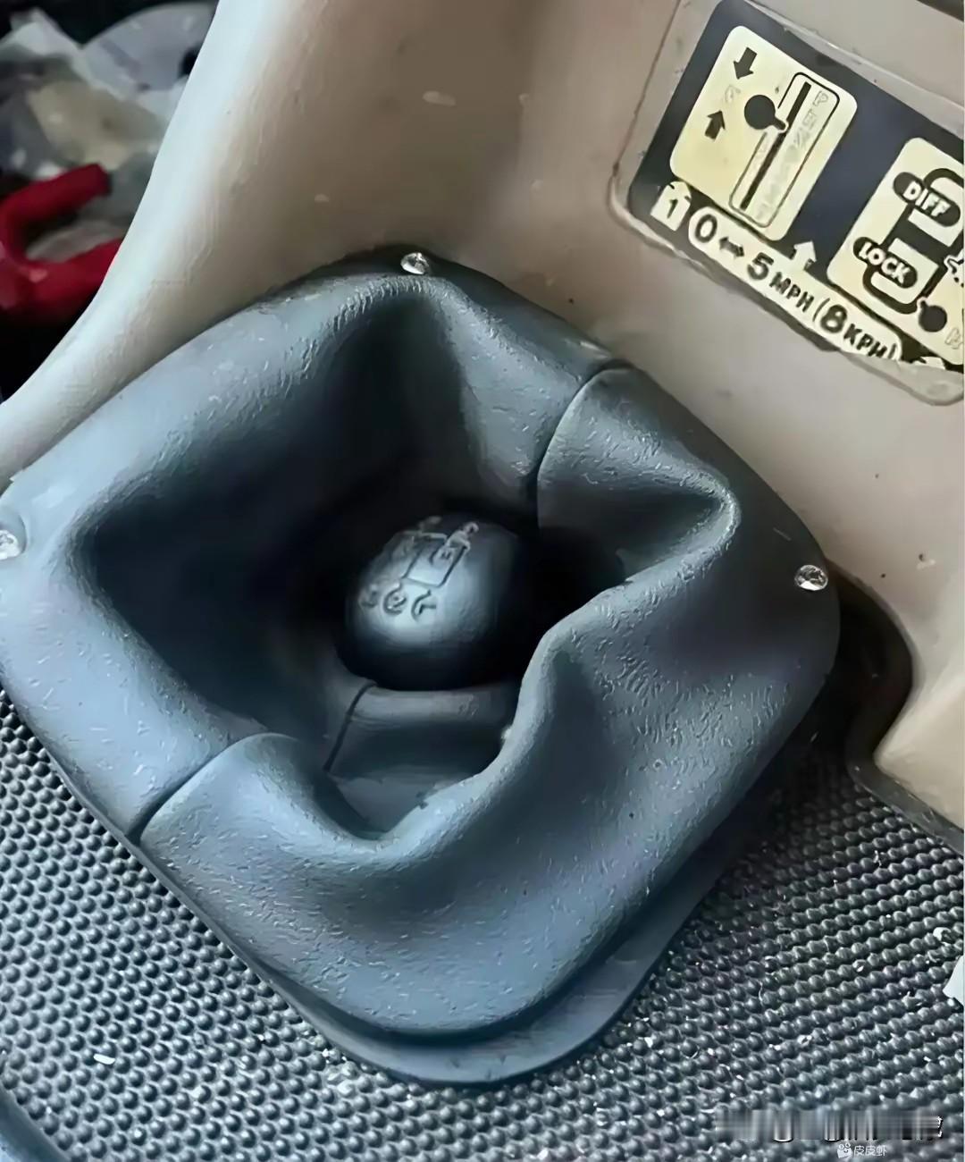 年轻时，我们都以为自己是那台大马力越野车，挂什么档都能所向披靡。
后来才发现，更