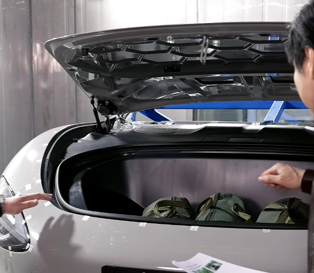 除了车漆和车门板之外，小米针对前行李箱的塑料件和橡胶件也有专门的高温、高湿的测试