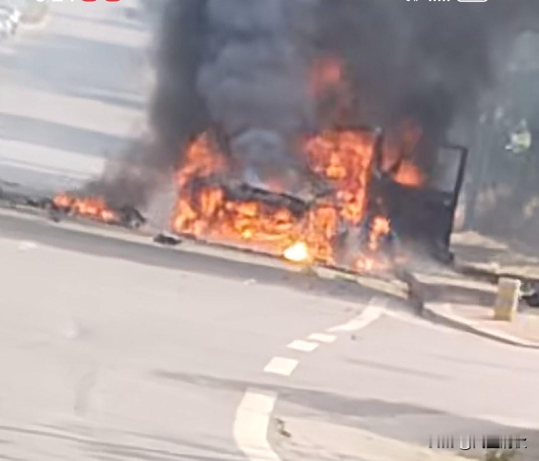 宜昌城区一辆电瓶车突发故障，瞬间爆炸解体，随即燃起熊熊大火。好在车主反应迅速，及