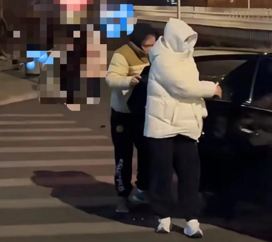 莎莎带着佳佳出门，两个好姐妹一起打车出去玩。
莎莎把自己包裹的严严实实的，卫衣的