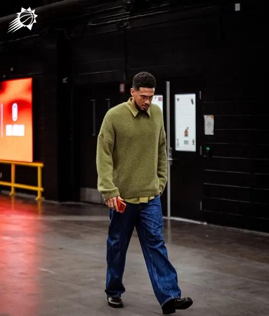 布克今天长这样
布克的穿搭总能让人眼前一亮布克 NBA球星穿搭