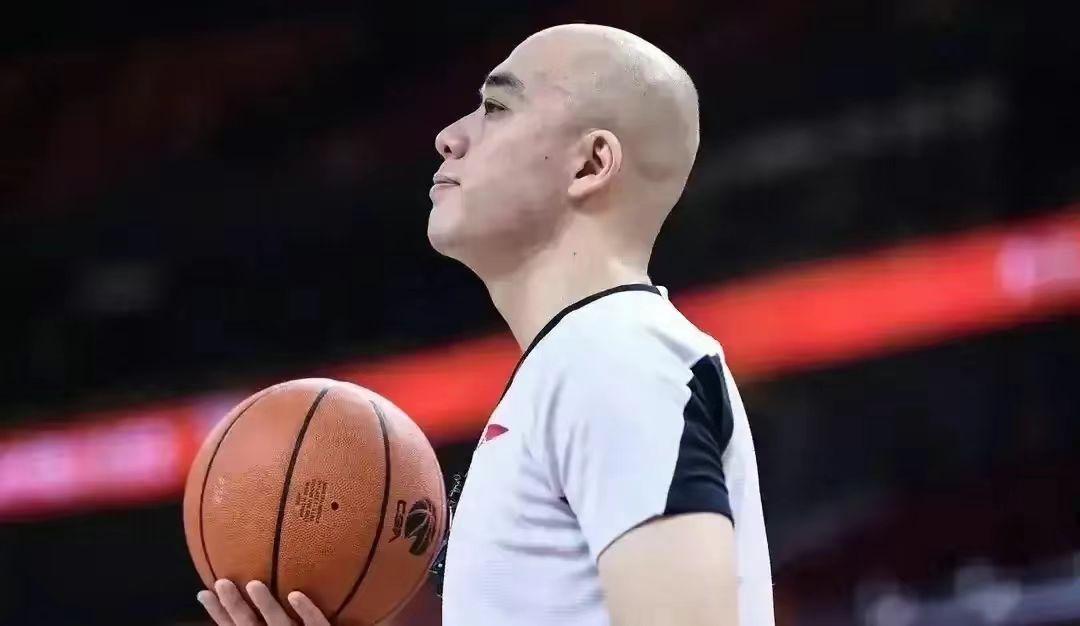 看了总决赛辽疆首场比赛，光头裁判和广东男篮将士的心里话——
1、光头裁判：哇塞！