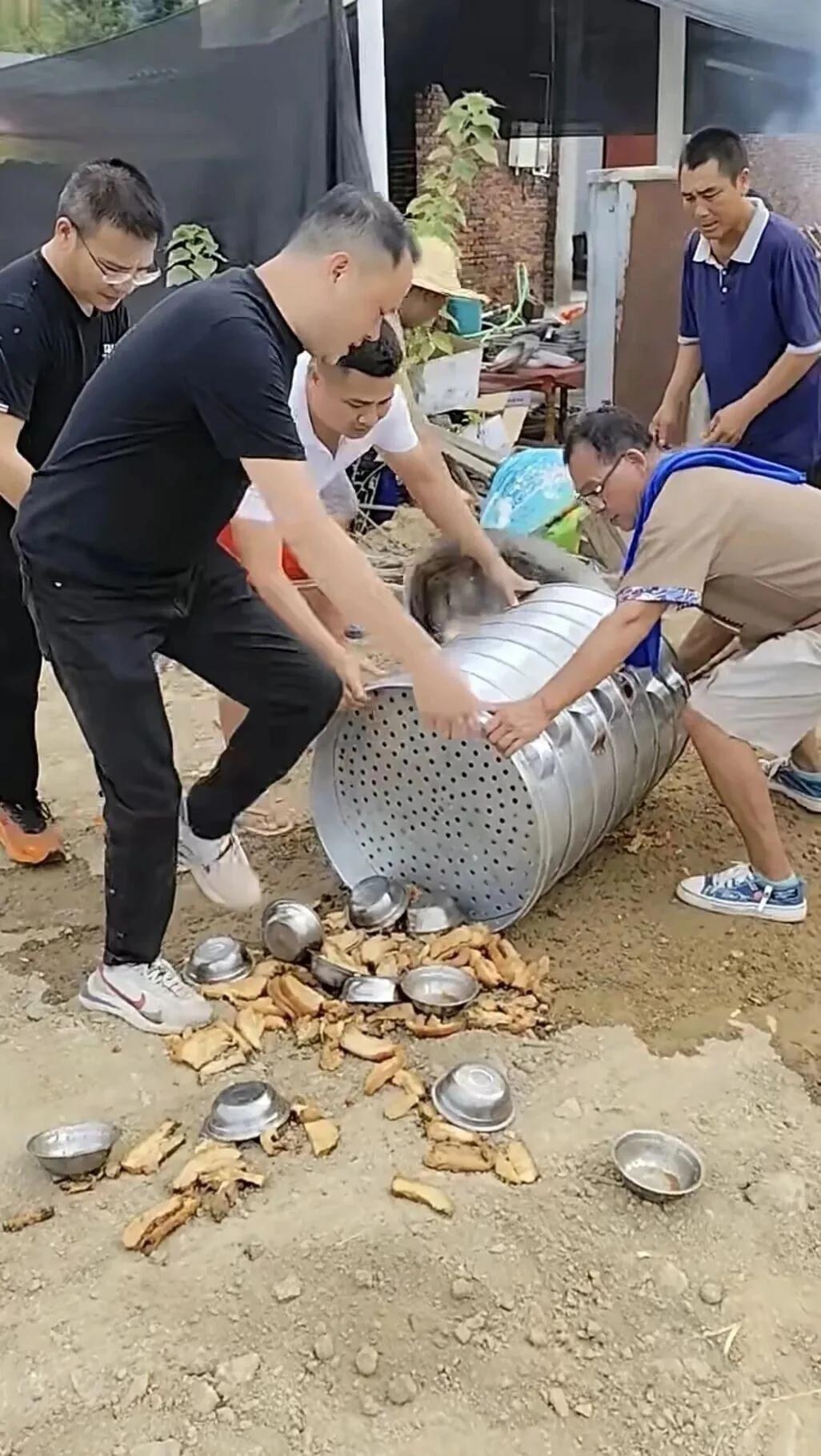 在广西，打翻这么一大笼扣肉🥩会受到什么惩罚的呢？[笑哭]