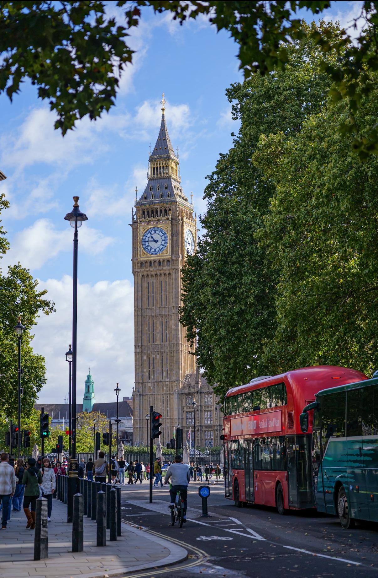 真狠。

一夜之间，英国只剩下1英镑，而6.24亿英镑被干净利落地转去了新加坡。