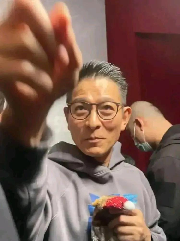原来这才是真实的刘德华，之前一直好奇明星是如何保养的，那么大年纪了头发还是乌黑乌
