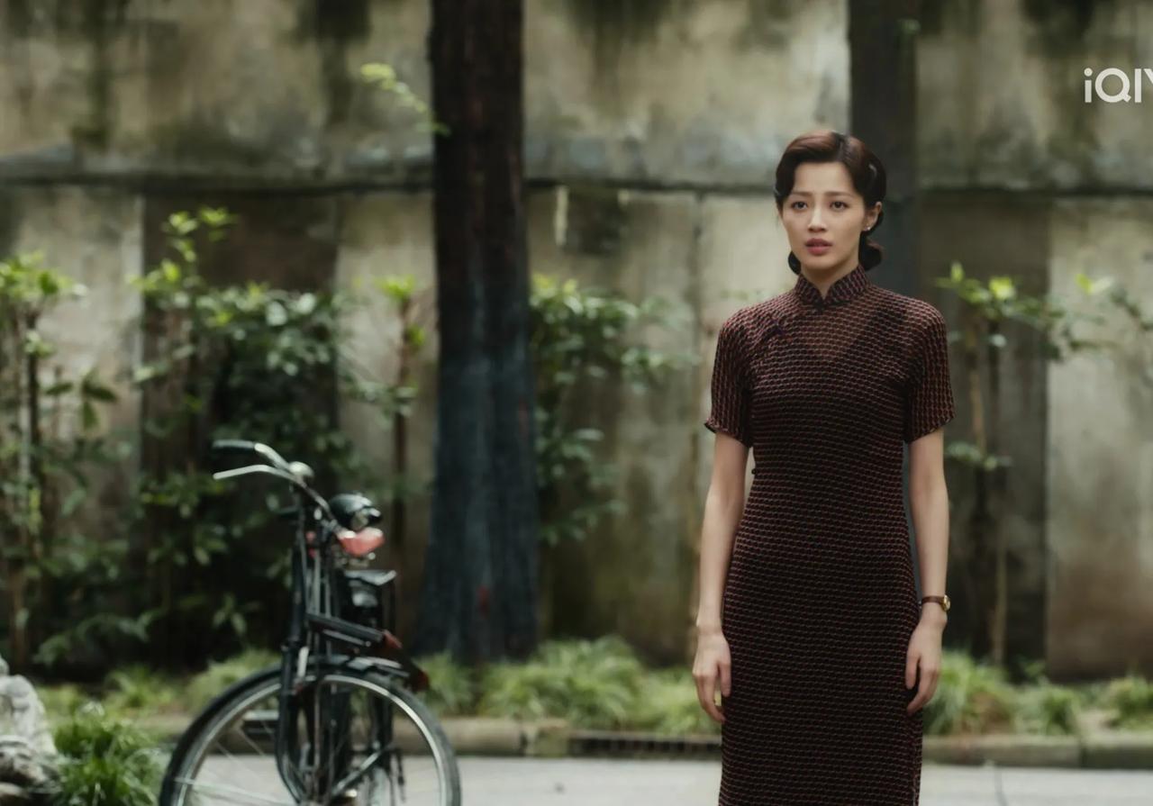 这个叫肖云的女人，最后肯定是为了郑兰亭而死。
肖云是《暗夜与黎明》中，国民党保密