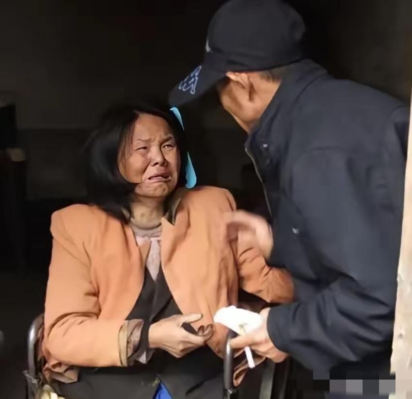 2001年，山东一三轮车夫在街头发现了一位被遗弃的高位截瘫女子，他心生怜悯，将女