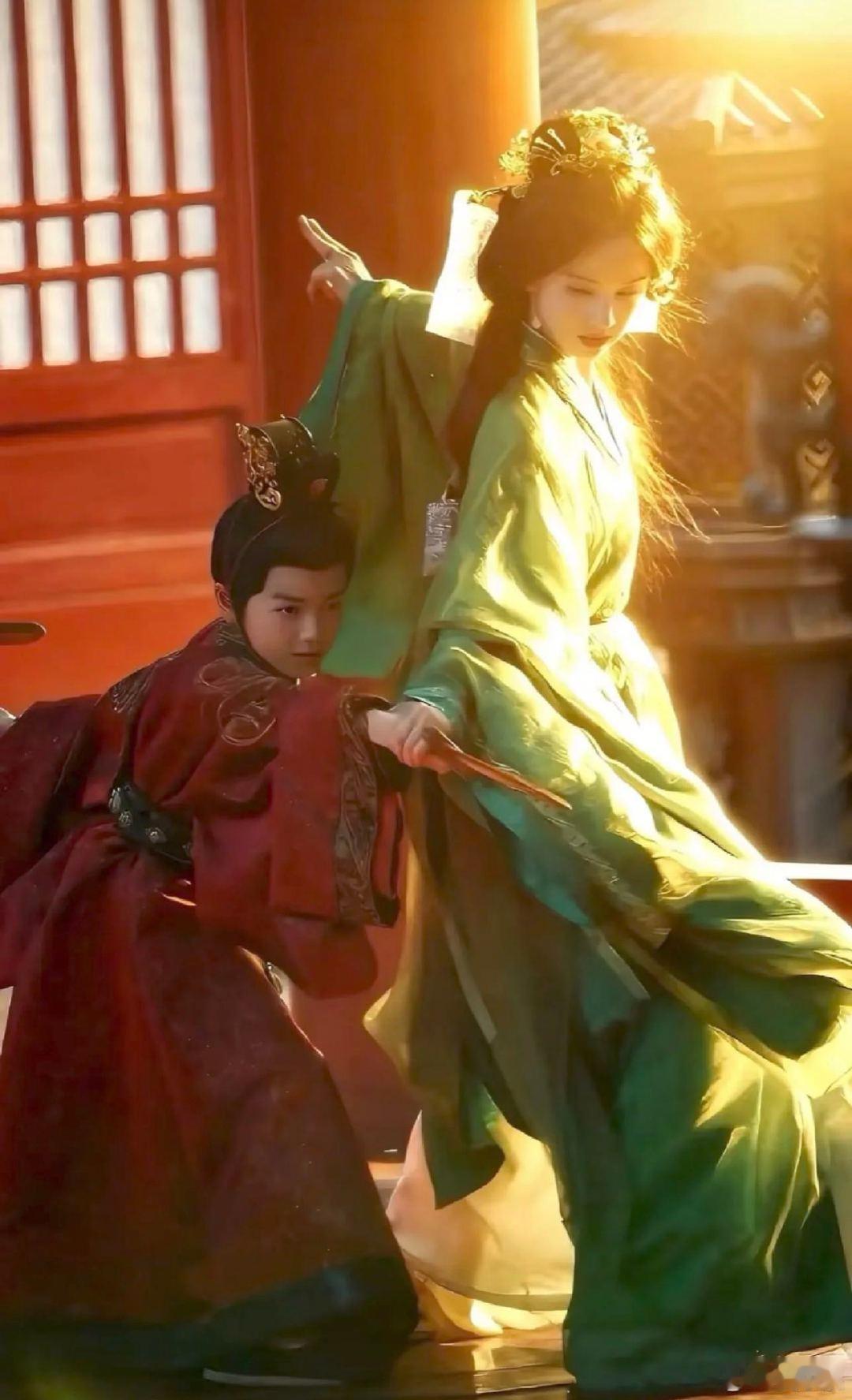 等我小了也想被陈都灵教 一边是驰骋战场的霸气女将，一边是温柔教剑的师长，陈都灵把