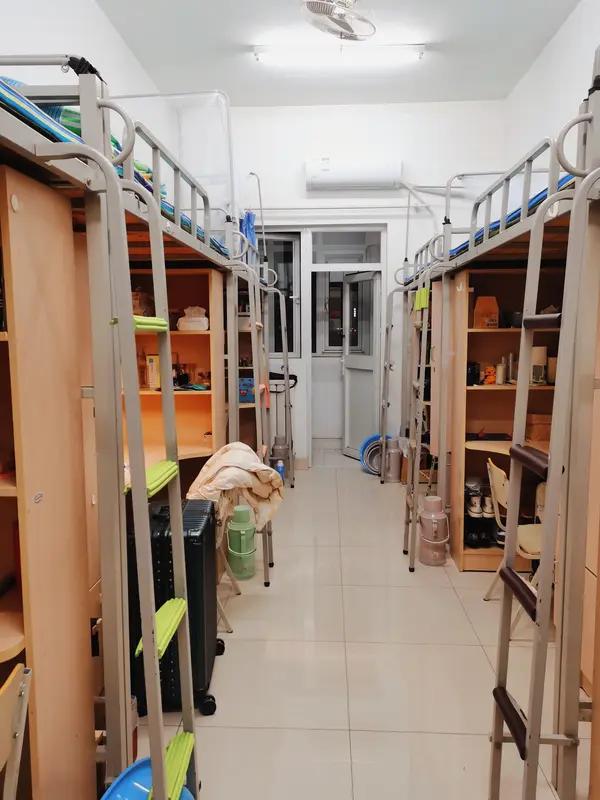 学校回应 

男生宿舍打游戏晕倒猝死，学校回应引热议：这些教训真得记牢
 
最近