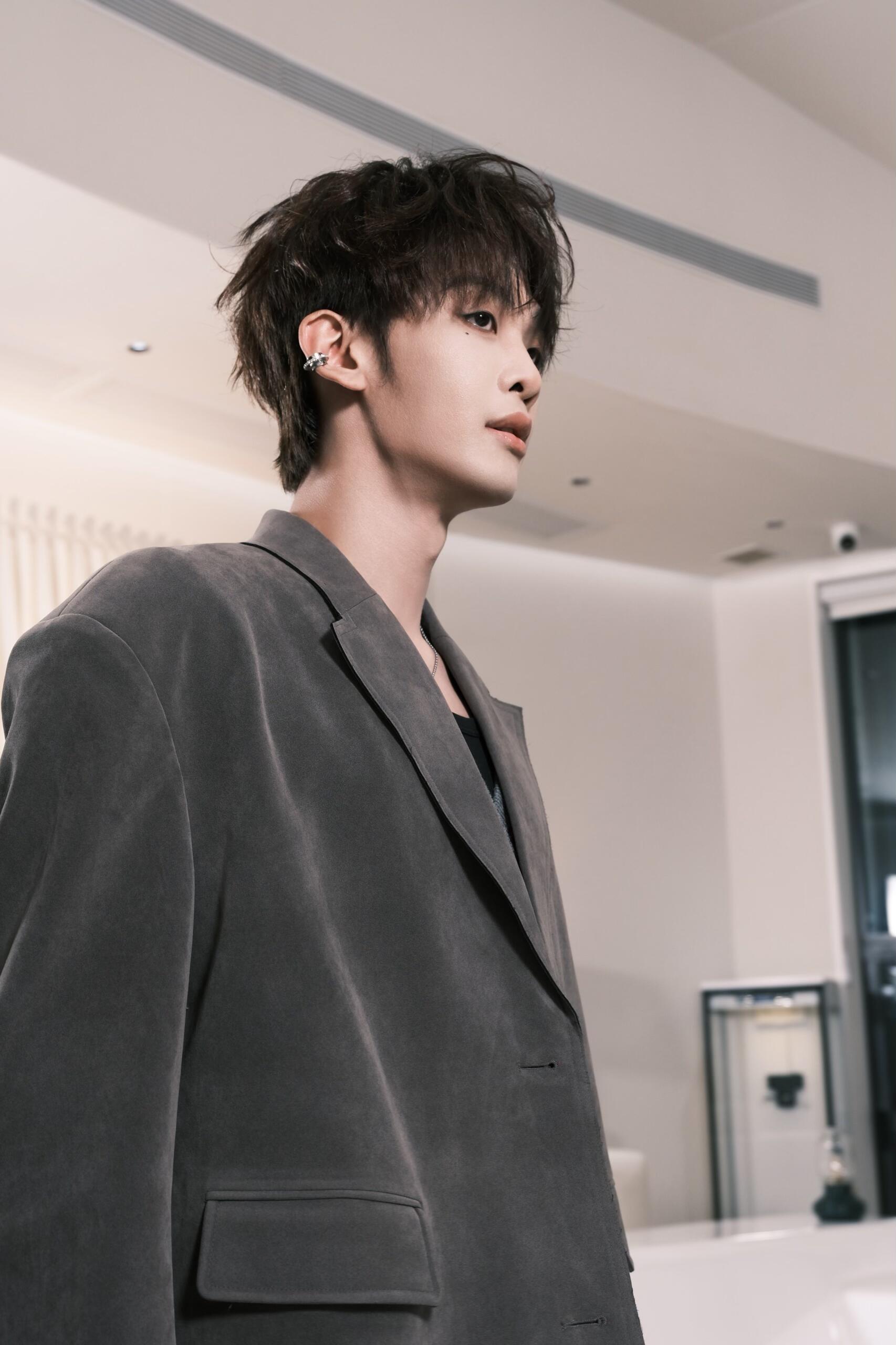 王赫野还得是你啊，天生的自来熟直接就和粉丝唠上了：和我比你无需自卑 