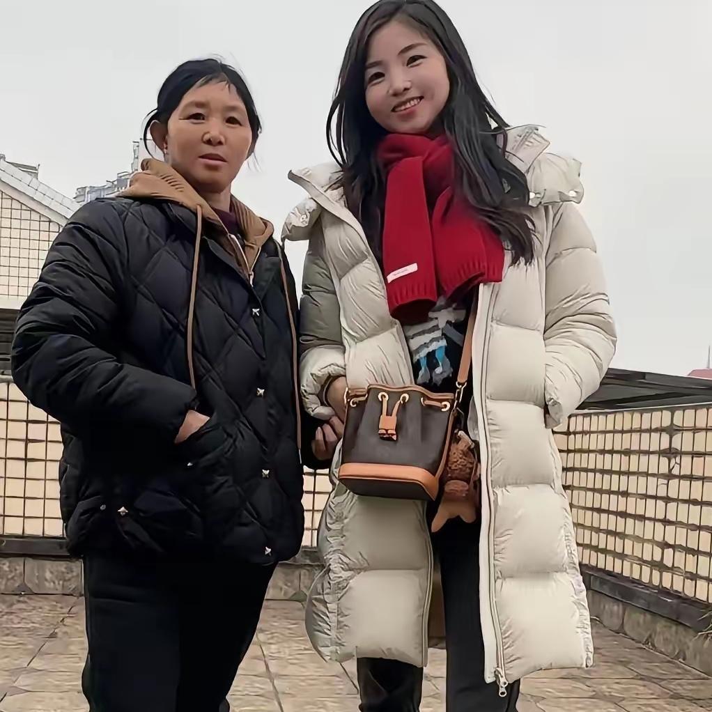 你敢信吗？我5岁那年，妈妈毫无预兆地扔下我们三兄妹改嫁了，就像一阵风，消失得无影