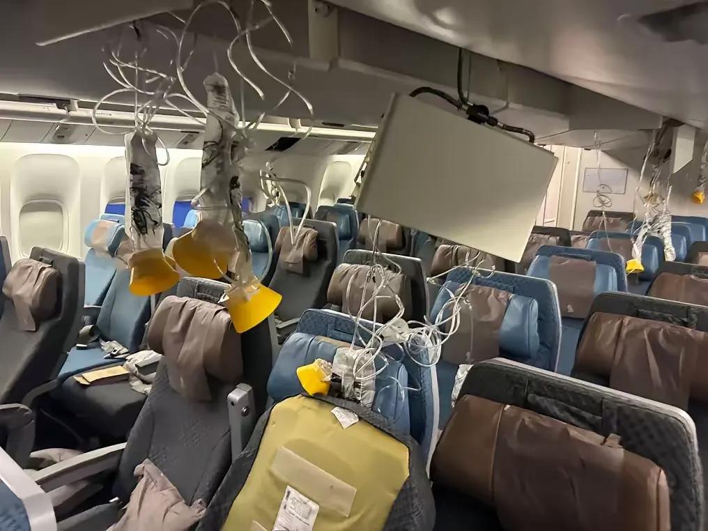 飞机遭遇气流颠簸机舱一片狼藉。5月21日下午，一架新加坡航空公司从伦敦飞往新加坡