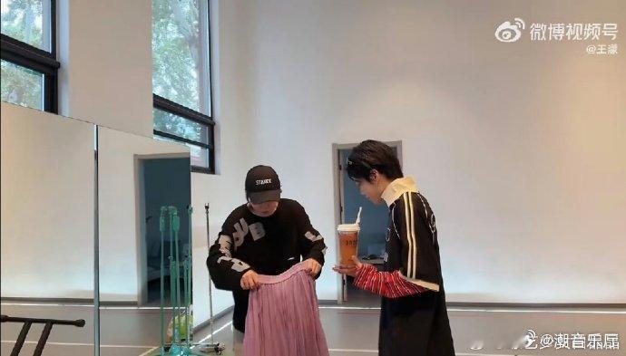 王濛坐等刘雨昕表扬舞蹈实力大幅提升，王濛底气十足坐等夸奖，期待惊艳舞台！乘风20